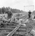 859265 Afbeelding van wegwerkers van de N.S. tijdens het leggen van spoor met zig-zag dwarsliggers.